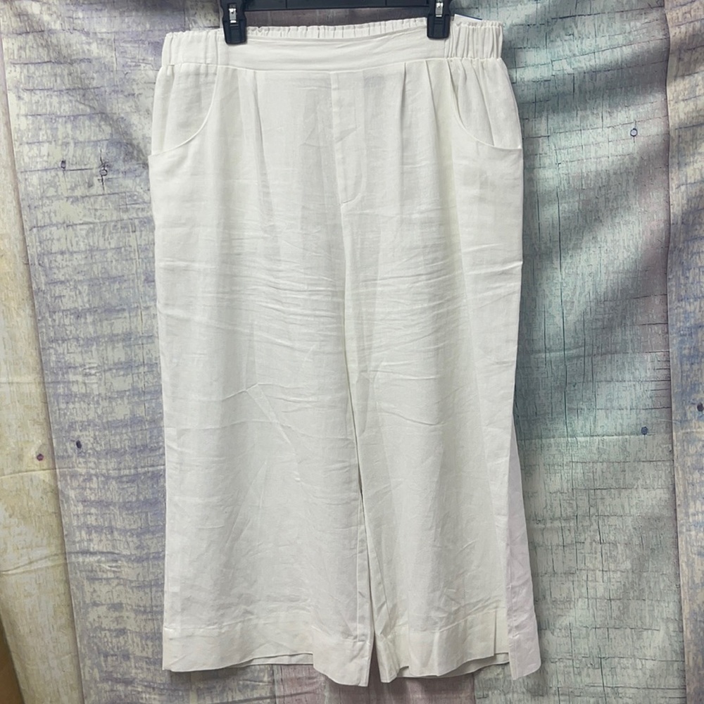 - Brand new Woman’s Gloria Vanderbilt pants. Size XL